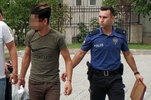 Polis k&ouml;pekten yola &ccedil;ıkarak hırsızlık ş&uuml;phelilerini yakaladı