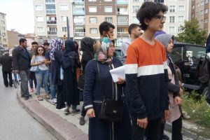 Saatlerce sırada beklediler