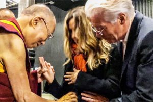 Richard Gere baba oluyor