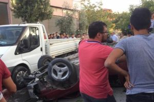 Yoldan &ccedil;ıkan ara&ccedil; dehşet sa&ccedil;tı: 1 &ouml;l&uuml;, 5 yaralı