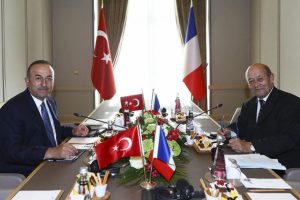&Ccedil;avuşoğlu, Fransız mevkidaşı Le Drian'la g&ouml;r&uuml;şt&uuml;