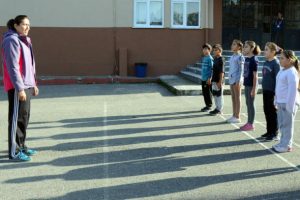 İlkokul &ouml;ğrencilerine oyunla i&ccedil; i&ccedil;e 'beden eğitimi' dersi
