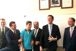 Bakan Sel&ccedil;uk &ouml;ğrenciye '&ccedil;ak' yaptı