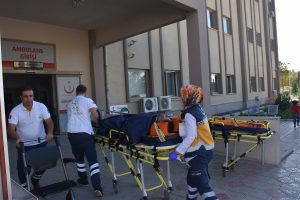 İki otomobil kafa kafaya &ccedil;arpıştı!