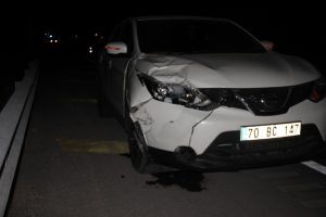 Otomobilin &ccedil;arptığı gen&ccedil; kadın &ouml;ld&uuml;