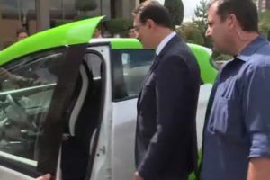 Bakan D&ouml;nmez elektrikli aracı denedi