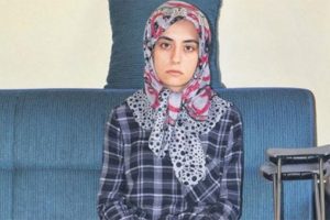 &Ouml;l&uuml; taklidi yaparak katilin elinden kurtuldu