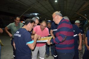 Bursa İznik'te sabah temiz bir il&ccedil;eye uyanmak i&ccedil;in &ccedil;alışıyorlar