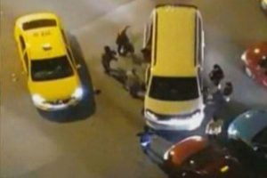 Korku dolu anlar! UBER aracının &ouml;n&uuml;n&uuml; kesip...