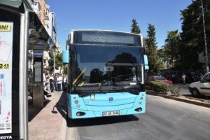 İndiği otob&uuml;s&uuml;n altında kaldı