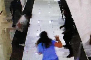 Korkun&ccedil;! Polisin elinden ka&ccedil;ıp katibin sa&ccedil; derisini kopardı