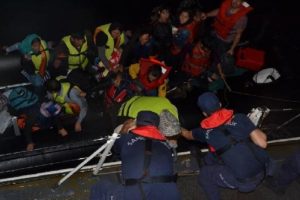 &Ccedil;anakkale'de lastik botta 44 ka&ccedil;ak yakalandı