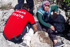 Andız toplarken kayalıklardan d&uuml;şen kadını itfaiye kurtardı