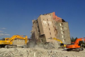 Eski devlet hastanesi binası saniyeler i&ccedil;inde yıkıldı