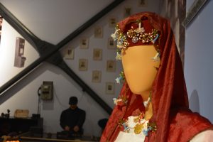 Sandıklardaki ipek iğne oyaları Bursa'da g&ouml;r&uuml;c&uuml;ye &ccedil;ıkıyor