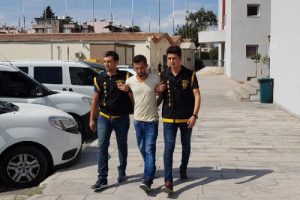 Hırsızlık yaptığı apartmanın yanında uyurken yakalandı!