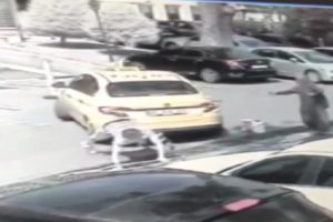 Taksici geri manevra yaparken m&uuml;şterisine &ccedil;arptı