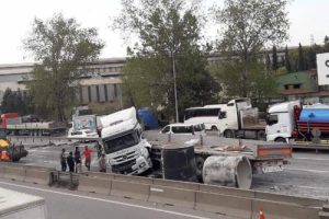 Yola  d&uuml;şen beton borular, yolu kapattı