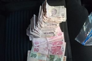 Bu paralar dilencinin &uuml;zerinden &ccedil;ıktı