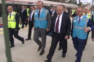 Bakan Turhan makinist koltuğuna ge&ccedil;ti