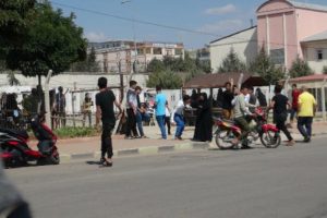 Yardım i&ccedil;in gelen Suriyelilerden bı&ccedil;aklı kemerli kavga