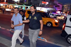 Meslekten ihra&ccedil; edilen &ouml;ğretmen, yurt dışına ka&ccedil;arken yakalandı