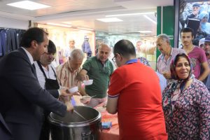 AK Parti Bursa Milletvekili Refik &Ouml;zen esnafa aşure dağıttı