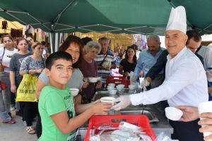 Bursa Nil&uuml;fer Belediyesi vatandaşa aşure ikram etti