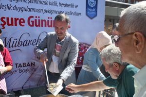 Bursa İneg&ouml;l Belediyesi'nden vatandaşlara aşure