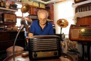 Bursa'da&nbsp;'nostalji doktoru' gramofon ve eski radyoları tamir ediyor