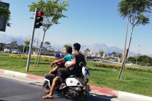 Gen&ccedil;lerin motosiklet &uuml;zerinde tehlikeli yolculuğu
