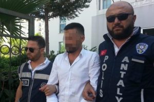 Kendilerini polis olarak tanıtan dolandırıcılar yakalandı