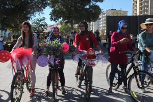 Egzoz kokusuna karşı pedal &ccedil;evirdi