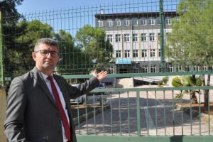 'Yeterli &ouml;ğrenci kayıt yaptırmayınca okul a&ccedil;ılmadı' iddiası