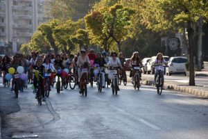 'S&uuml;sl&uuml; kadınlar' Bursa'da pedal &ccedil;evirdi