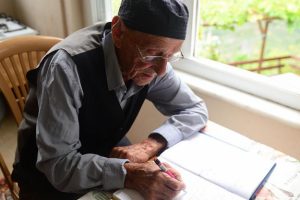 K&ouml;yde olanları 70 yıldır defterine kaydediyor