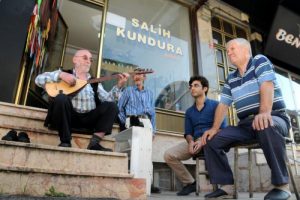 Bursa'da hem saz &ccedil;alıyor hem ayakkabı tamir ediyor