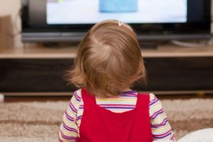 Y&uuml;ksek sesle TV izleyen &ccedil;ocuklara dikkat