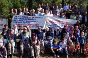 Bursa'da çevreci mahalleliden destekçilerine kavurma ve gözleme ikramı