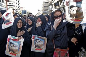 Binlerce İranlı, Ahvaz saldırısının kurbanlarını toprağa verdi