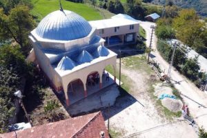 Minarenin yapımı k&ouml;yl&uuml;y&uuml; ikiye b&ouml;ld&uuml;