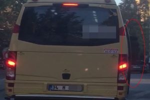 Minib&uuml;s&uuml;n yolcuları kapıdan taştı