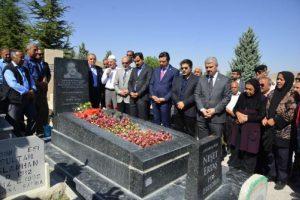 Neşet Ertaş mezarı başında anıldı