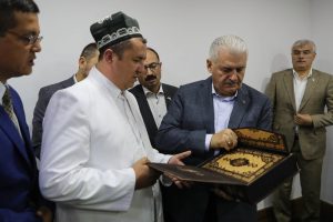 İmam Buhari ve İmam Maturudi'nin t&uuml;rbelerini ziyaret etti