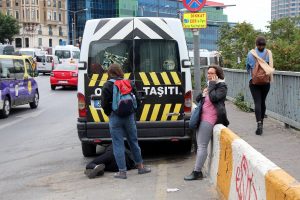 Hareketsiz yatan kişiye turistler yardım etti