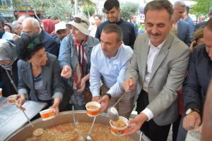 Bursa Gemlik Belediye Başkanı Yılmaz'dan aşure ikramı