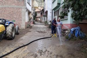 Bursa K&uuml;&ccedil;&uuml;k Kumla'da bahar temizliği