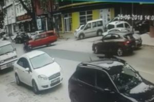 Bursa'da otomobil ile motosiklet b&ouml;yle &ccedil;arpıştı