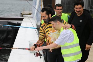 Engelli bireyler &uuml;nl&uuml; isimlerle birlikte balık tuttu