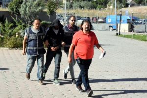 Otomobilden cep telefonu &ccedil;alan ş&uuml;pheli yakalandı